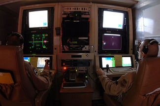 800px-MQ-1_Predator_controls_2006-11-05.jpg